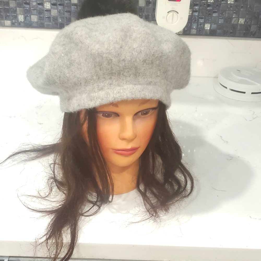Steve Madden gray wool Beret with pom pom in blk. Also available in pink, Black